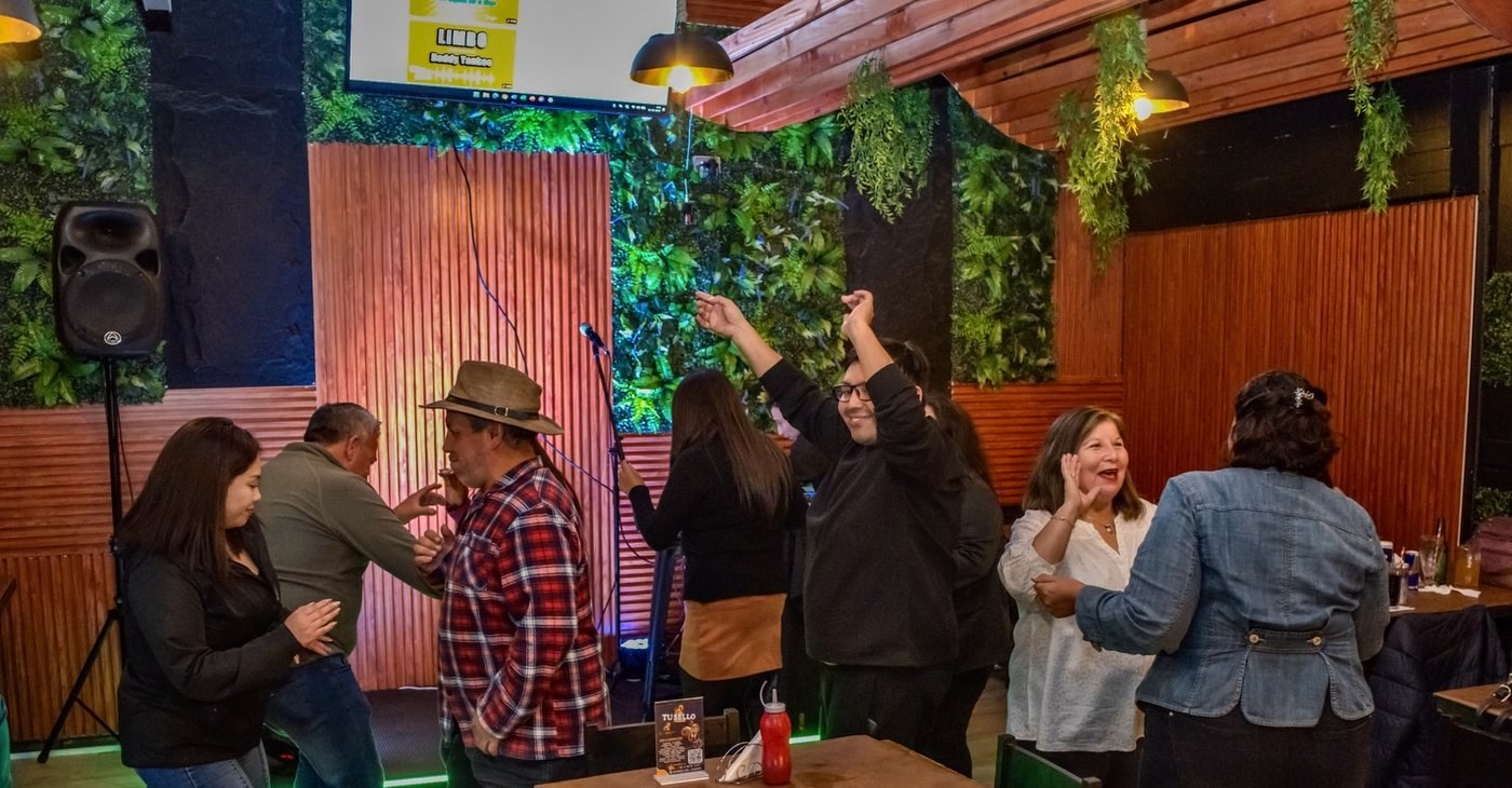Ambiente cálido del local Tú Sello Premium con clientes disfrutando